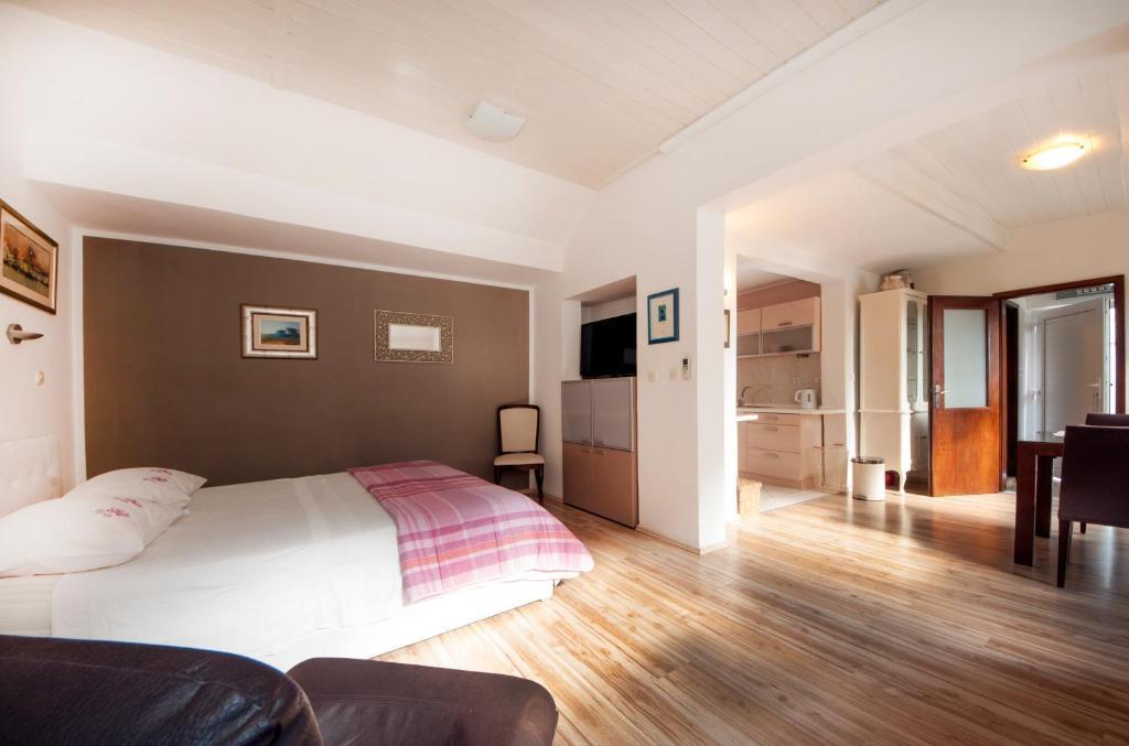 Bruno Split Centre Apartment And Room Экстерьер фото